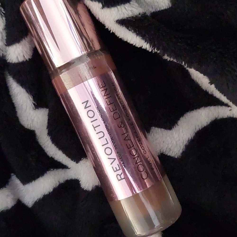 NEW Makeup Revolution Liquid Foundation Conceal & Define in shade‎ F14